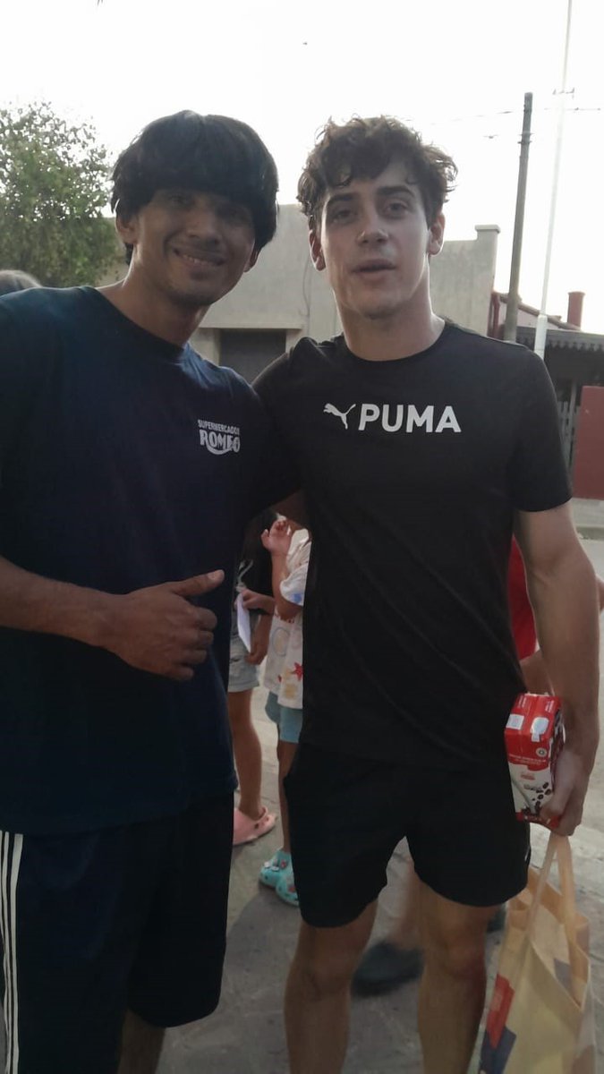 flandivar's tweet image. El "nene" Colapinto aferrado a su Cindor y con la bolsita del súper es lejos lo mejor del día. Podría ser cualquier hijo nuestro, o no?