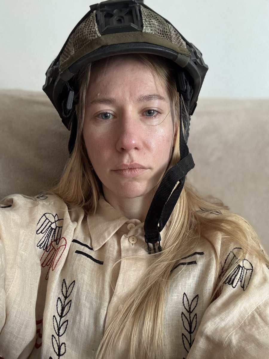 Хочу віддати шолом чоловіка одному з військових, йому він точно більш потрібен, ніж мені. Дістала, щоб сфотографувати.
А він так пахне Андрієм. Жесть просто.

Сильно боляче.
Сьогодні мене все сильно тригерить.
Саме сонце, яке зійшло.
Саме життя, яке є.
Дуже сумую за чоловіком.