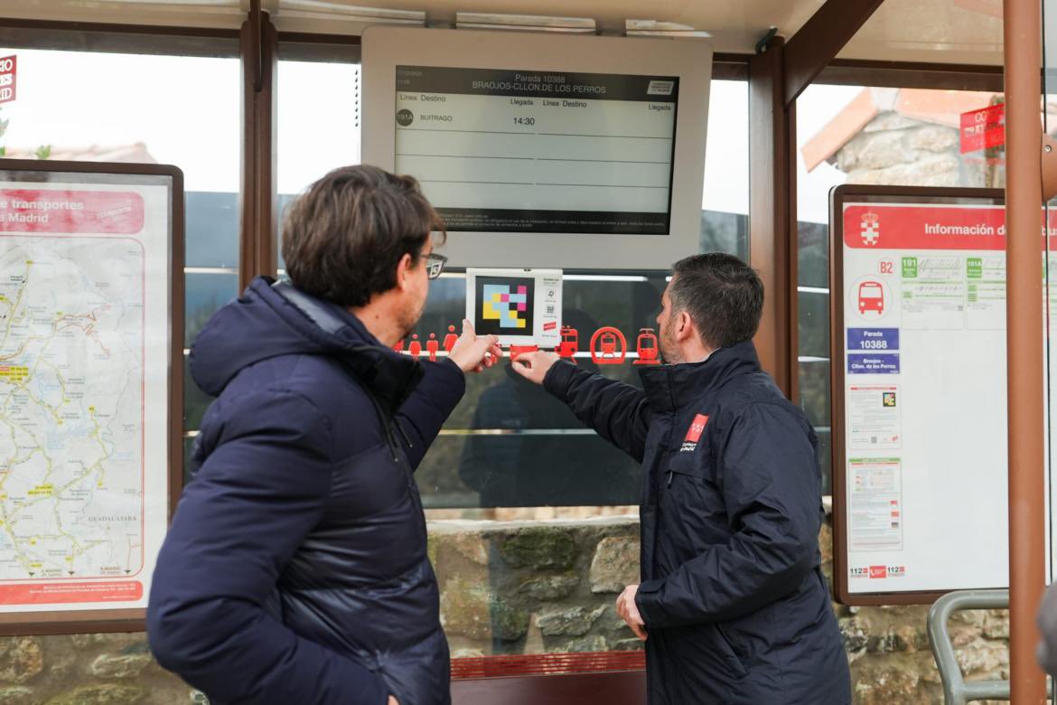 Transportes_CM's tweet image. 🚌 La @ComunidadMadrid instala nuevas marquesinas de autobús con calefacción en tres pueblos de la Sierra Norte para 8.000 habitantes.

➡️ El consejero @MA_GarciaMartin ha visitado hoy #BraojosdelaSierra para conocer esta solución del @CRT_Madrid.

+Info: c.madrid/dpm1l