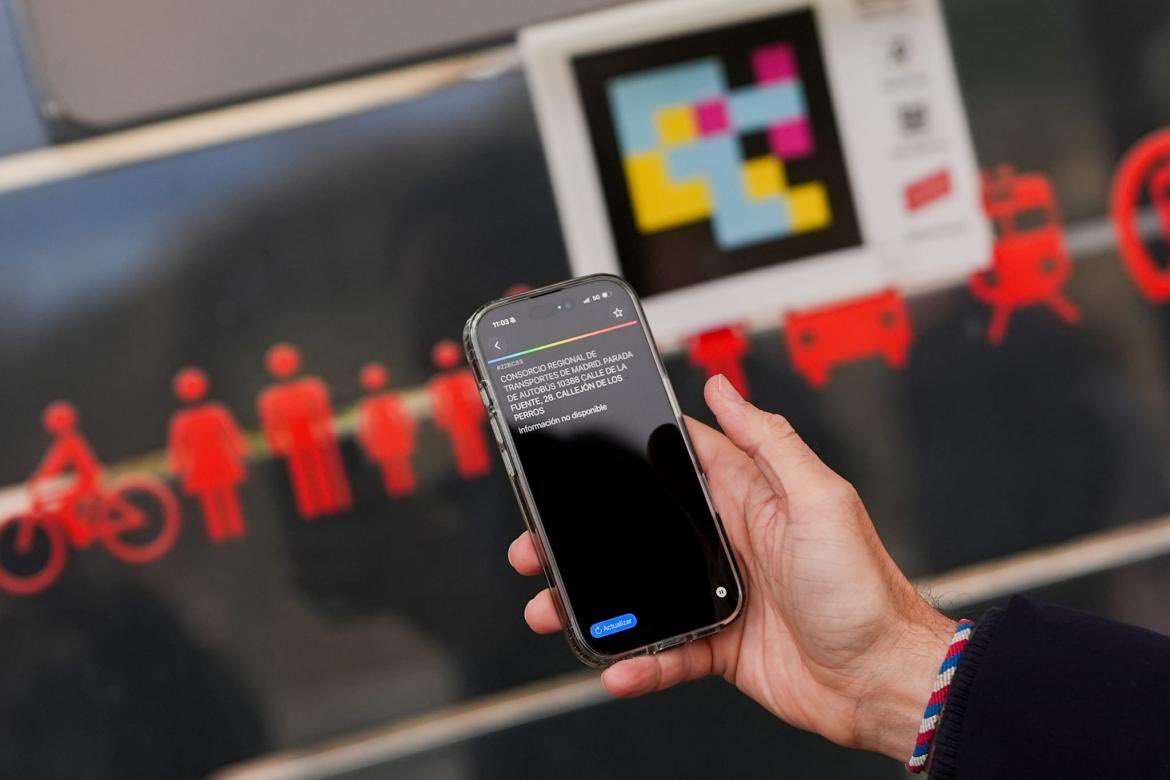 Transportes_CM's tweet image. 🚌 La @ComunidadMadrid instala nuevas marquesinas de autobús con calefacción en tres pueblos de la Sierra Norte para 8.000 habitantes.

➡️ El consejero @MA_GarciaMartin ha visitado hoy #BraojosdelaSierra para conocer esta solución del @CRT_Madrid.

+Info: c.madrid/dpm1l