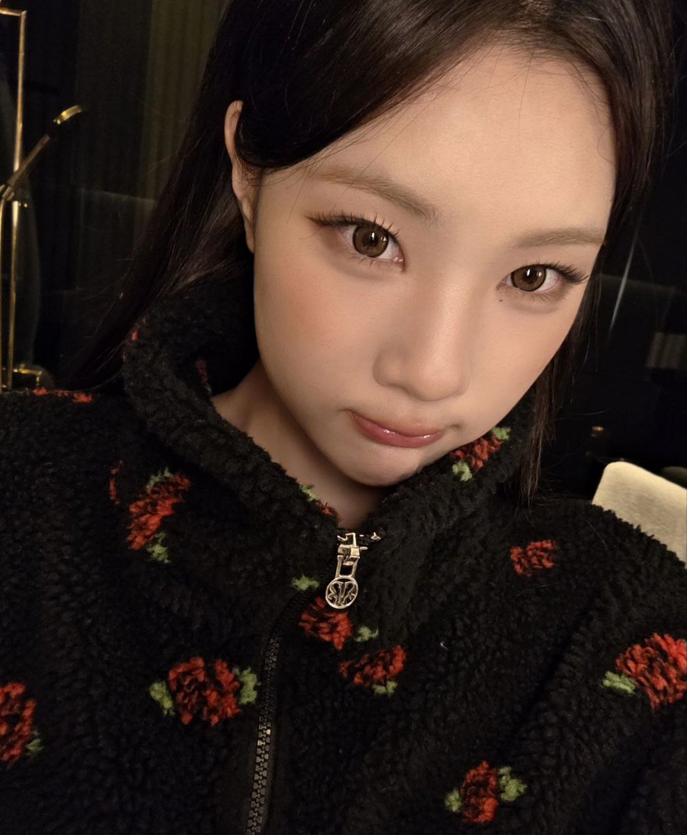 juuncim's tweet image. I wore a warm, rose-patterned outfit that looked both cool and beautiful.. 𖹭𝅄 Then I posed for a photo just for my beloved hachu, hoping it would bring a smile and make hachu’s day feel extra happy and full of warmth. 🧣 ꒱