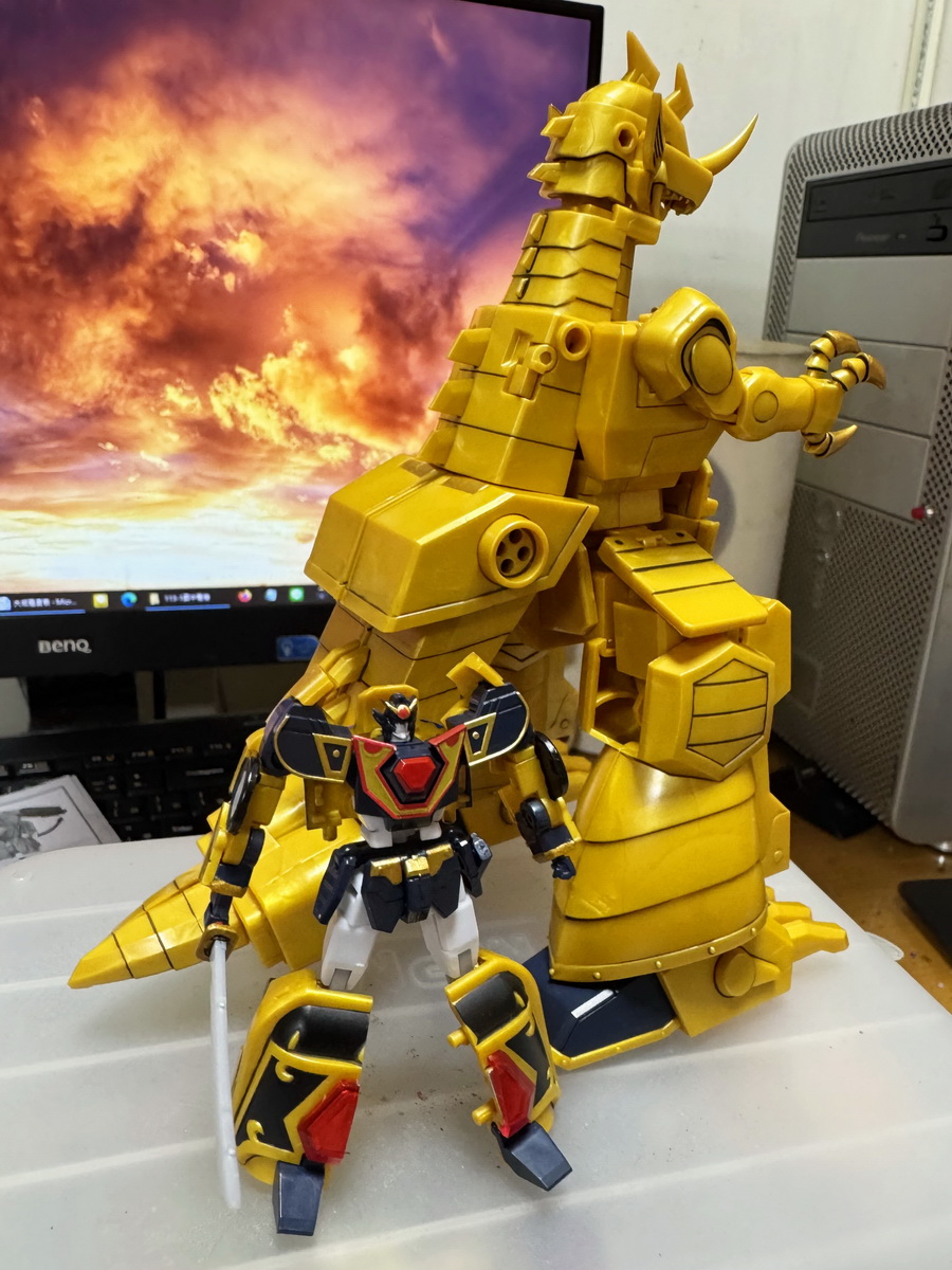 UPlamo's tweet image. ※ SMP 黃金勇者 Goldran (2)

勇者系列變形合體的設計比較奇想天外，也因此在商品化的過程中，怎麼把它做出來還得兼顧前後的美感就會變成難題。

SMP勇者系列就是這樣，變形要拆裝換裝都正常，就怕這麼做還是不好看。

Goldran在同系列中，變形過程算是比較順也比較沒"崩"的，這點必須肯定。