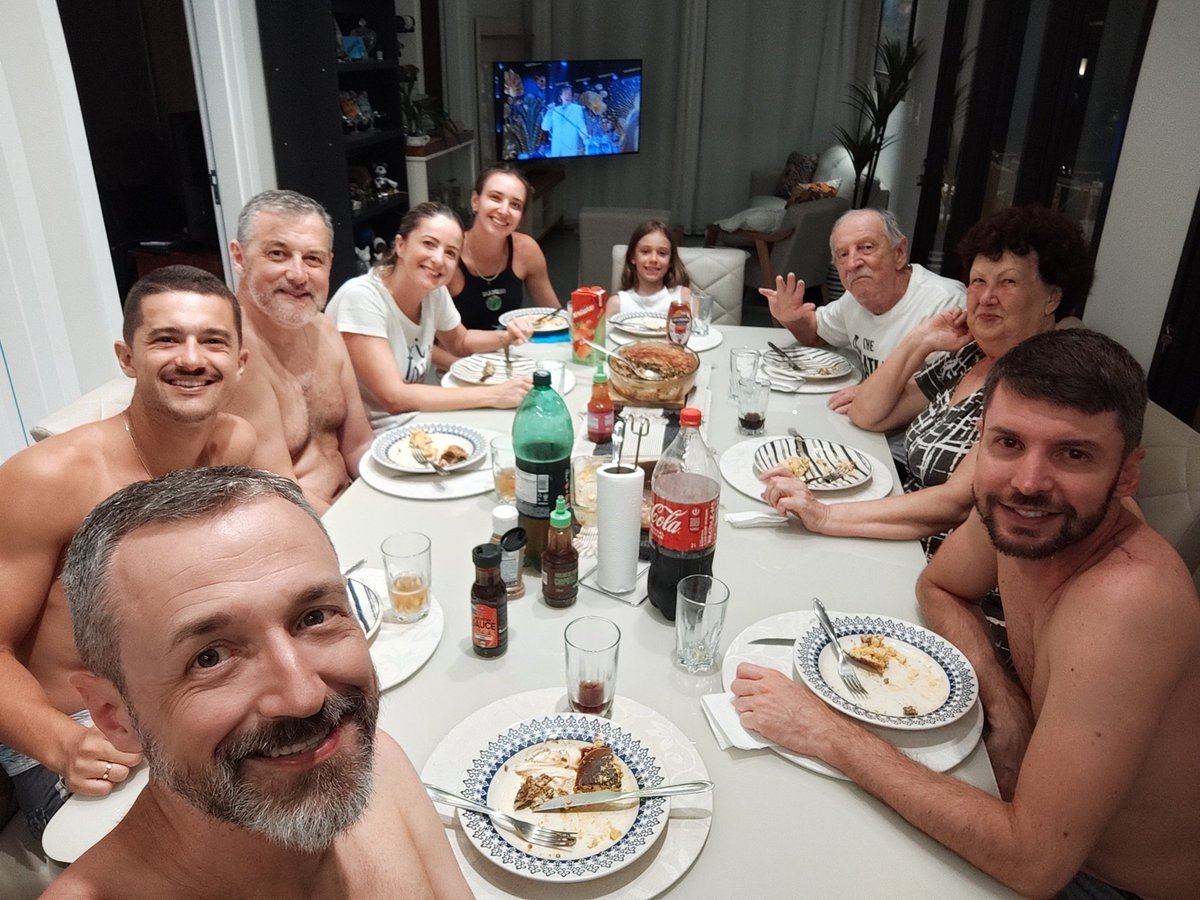 cleversong's tweet image. Nossa primeira semana de casa nova. Agradecemos muito a Deus por esse momento único... e já tivemos a primeira janta em família 🥰