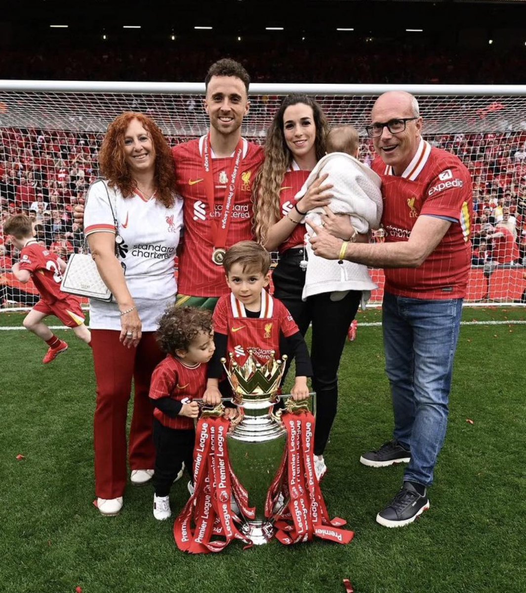 Footballtweet's tweet image. 🚨 Diogo Jota’s sons, Dinis and Duarte, will walk out alongside the match-day mascots when Liverpool host Wolves at Anfield today.

It will be the first time the two Premier League clubs Jota represented face each other since his passing. 🕊️❤️