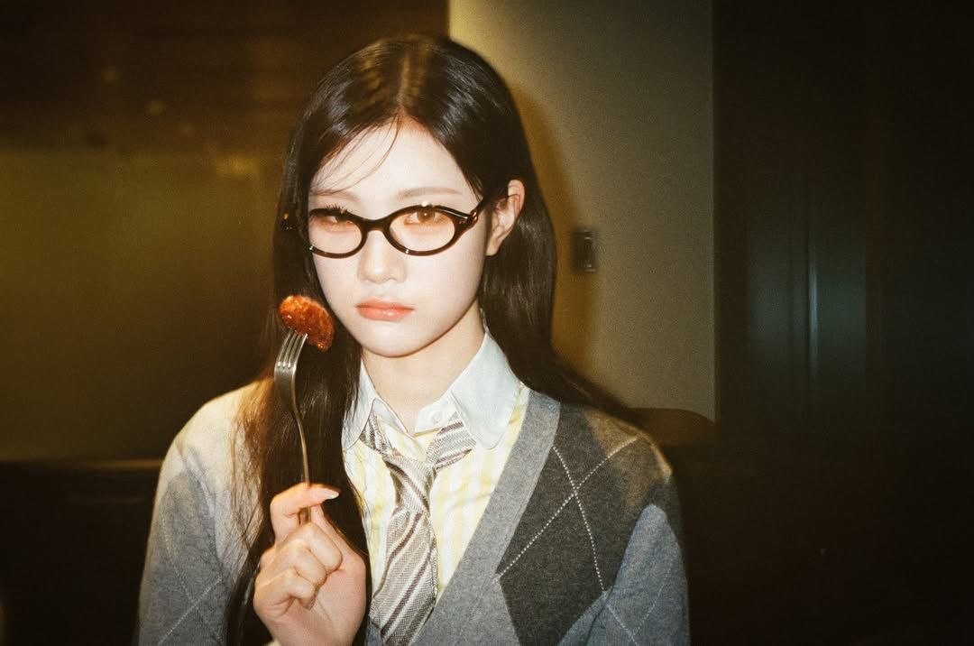 juuncim's tweet image. The camera caught me enjoying some food backstage. It’s been a bit of a tiring day for me, so I needed to recharge my energy with something yummy! (๑ᵔ⤙ᵔ๑)