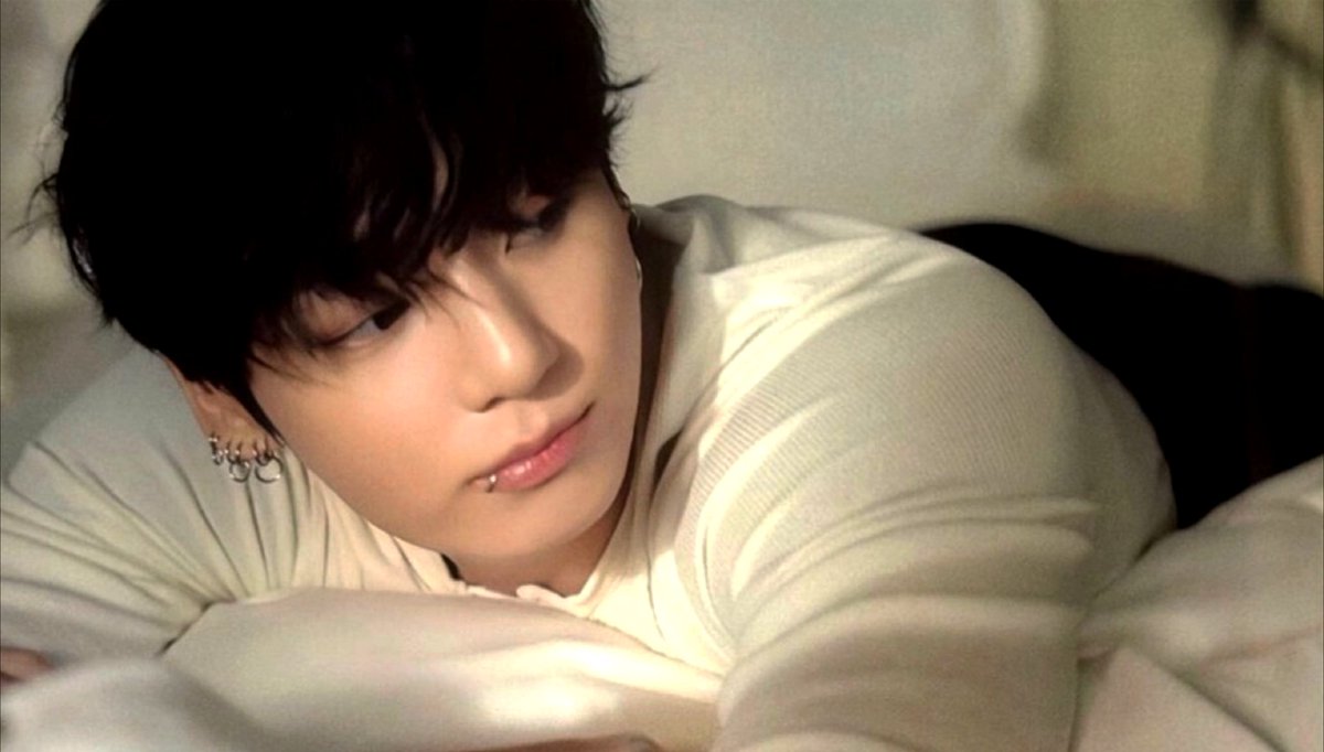 jeonophiles's tweet image. pretty in black &amp;amp; white outfit 𓂃౨ৎ