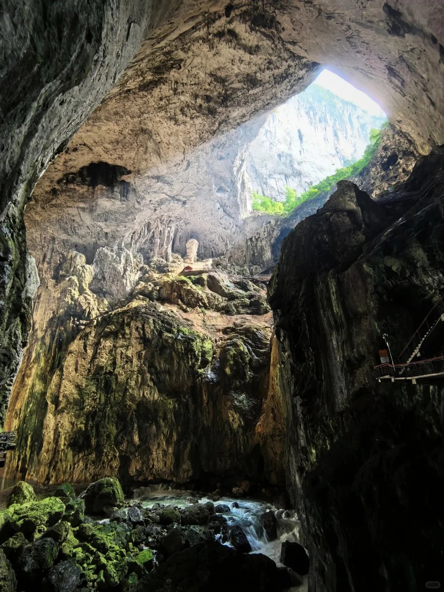 amazingguizhou2's tweet photo. 💧🪨Getu River: A Beam of Light, Ancient Caves, Hearing the Earth’s Heartbeat

In the karst wonderland of the Getu River, the meeting of light and caves creates a miracle. When sunlight pierces through the hundred-meter-high dome of Swallow Cave, a beam of “divine light” descends as promised, while tens of thousands of rock swallows dance in the golden glow. Drifting along the river, you will encounter the best-preserved ancient river channel on Earth—the Blind Valley, where 300-meter-deep cliffs encircle the silence of primordial times.

This is also a land of echoes. Whisper in Echo Valley, and the mountains will respond clearly, like an intimate conversation between heaven and earth. A French geomorphologist once called this place “one of the most beautiful in the world.” Perhaps what he heard was the timeless, serene yet majestic heartbeat of this land.

📸Image source: @寻迹旅游旅行社 from RedNote

#AmazingGuizhou #GetuRiver #HiddenGemOfGuizhou #KarstWonders #LightOfTheEarth #PhotographyParadise