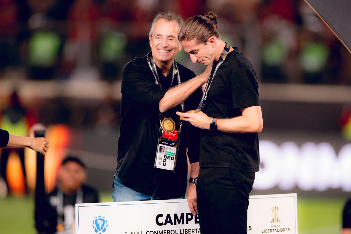 O Flamengo deu um prazo até amanhã (domingo) para Jorge Mendes para resolver a situação da renovação de Filipe Luís. Ou o agente cede ou o Fla botará um ponto final da negociação para partir na busca de um novo treinador.

A diretoria do Fla entende que já esticou a corda o