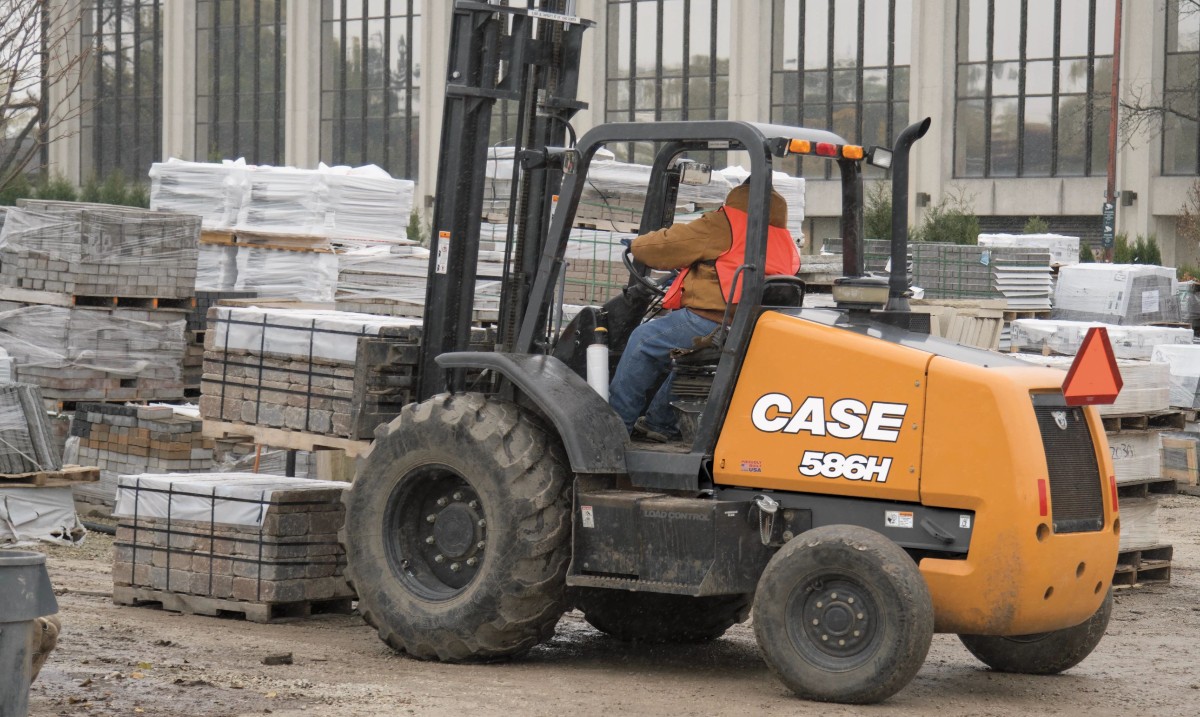 CaseCE's tweet image. The FPT F5 3.4L 74hp turbocharged engine on the 586H Forklift has a maintenance-free design that eliminates the need for regeneration, exhaust filters and DEF fluid. Focus on the job, not the maintenance.

To learn more, visit ow.ly/13Ox50XMMwg.