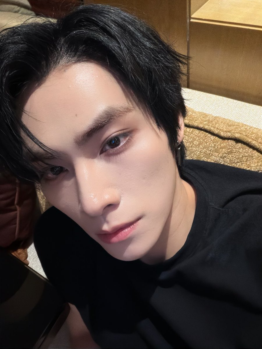 smoldejuns's tweet image. xiaojun 🫧

'back to black hair'
'i really dyed it black!'
'are wayzennis okay?'
'i'm back safe in the hotel~'

GORGEOUS............