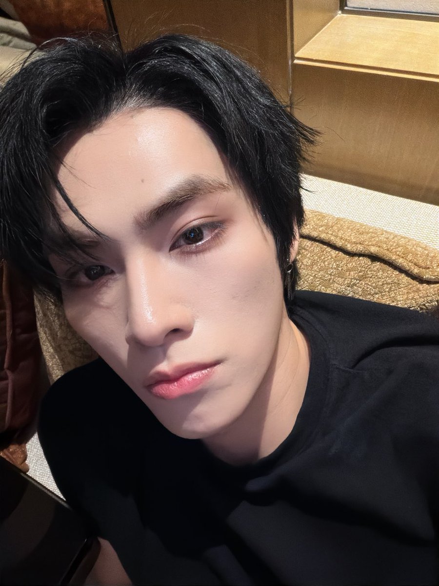 smoldejuns's tweet image. xiaojun 🫧

'back to black hair'
'i really dyed it black!'
'are wayzennis okay?'
'i'm back safe in the hotel~'

GORGEOUS............