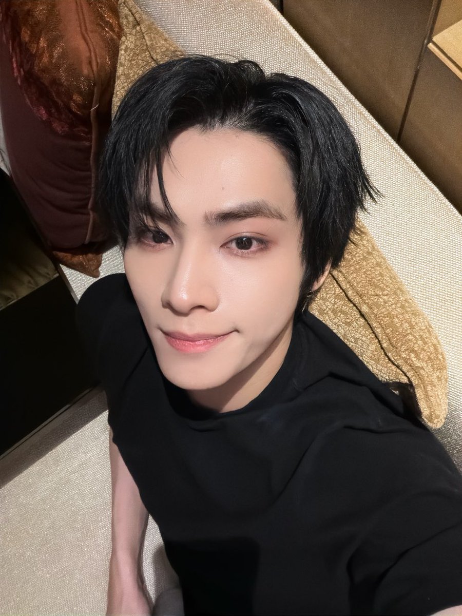 smoldejuns's tweet image. xiaojun 🫧

'back to black hair'
'i really dyed it black!'
'are wayzennis okay?'
'i'm back safe in the hotel~'

GORGEOUS............