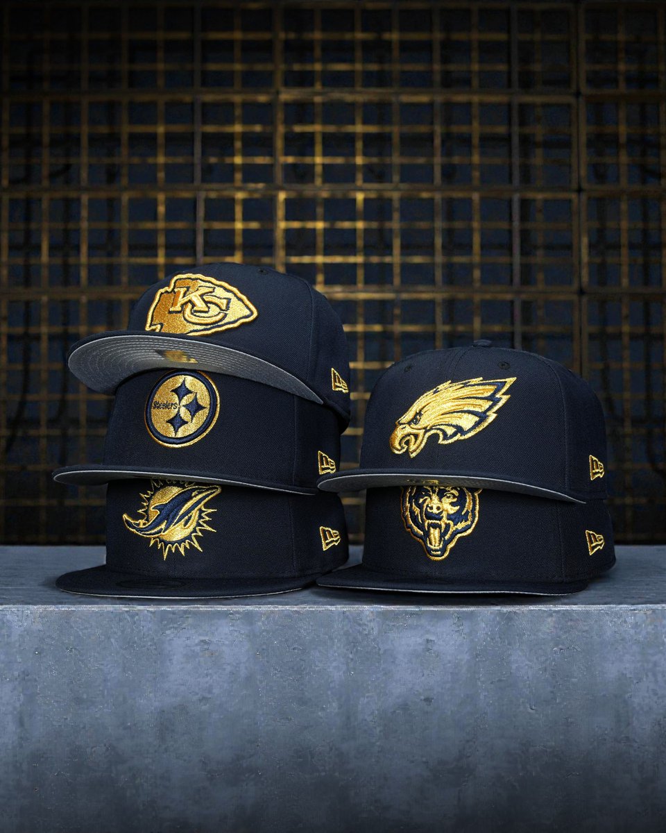TopperzStore's tweet image. 🧢 ONLINE NOW – NFL Gold Rush Snapbacks

Black &amp;amp; gold never misses ⚡🏈  
Steelers, Eagles, Bears, Dolphins &amp;amp; Chiefs – this drop brings elite embroidery, bold contrasts &amp;amp; serious sideline energy.

Limited stock – only @topperzstore

Which NFL squad are you repping?