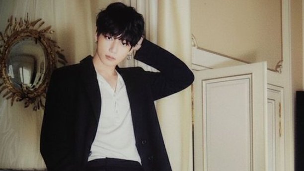 jeonophiles's tweet image. pretty in black &amp;amp; white outfit 𓂃౨ৎ