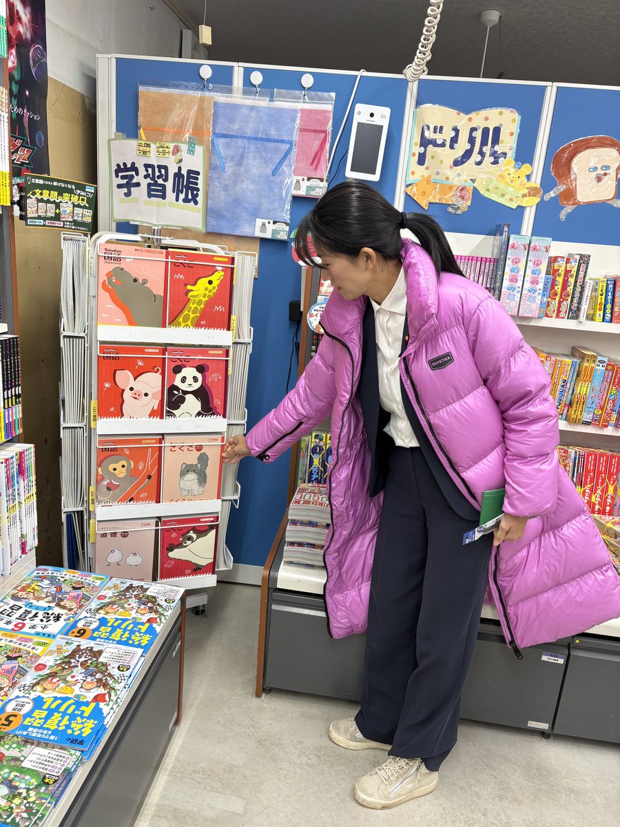 渡波の本屋さんに立ち寄りました。
学習帳が可愛い‼︎
文房具が豊富、しかも使いやすそう‼︎
本も幅広く、かつ厳選され、時に地元の読み物もあって、子供たちも興味が湧きそうなセレクトに書店さんの愛情を感じます。
ぐるぐる回ってしまいました。
やっぱり、本屋さんはいいですね。