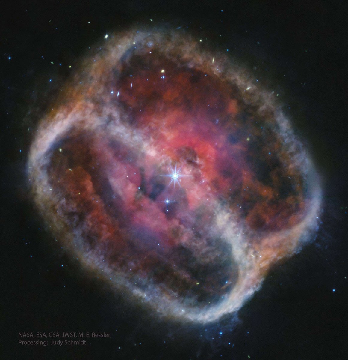 alex_riveiro's tweet image. Esta es la nebulosa planetaria NGC 1514, vista por el telescopio James Webb en el espectro infrarrojo. Algo muy útil porque permite observar mejor qué sucede cuando una estrella, similar al Sol, llega al final de su vida y expulsa sus capas exteriores al espacio. En el centro…