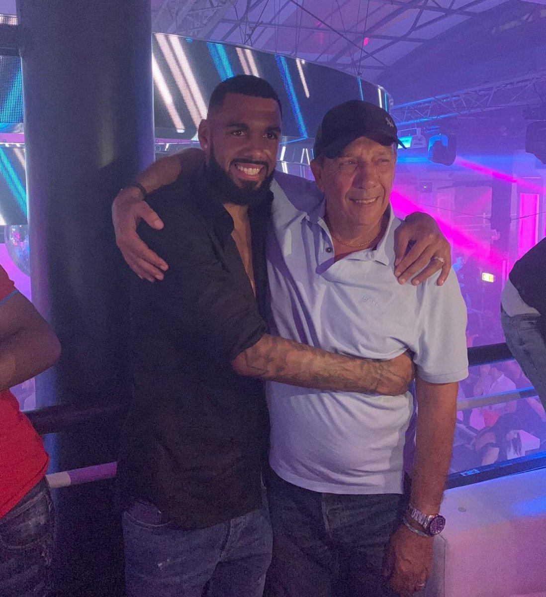 ActuFoot_'s tweet image. 🕊️🥺 L’hommage 𝗧𝗥𝗘̀𝗦 𝗧𝗢𝗨𝗖𝗛𝗔𝗡𝗧 de Yann M’Vila 🇫🇷 à Jean-Louis Gasset 🇫🇷 :

« 𝘗𝘢𝘱𝘢,

𝘓𝘦𝘴 𝘮𝘰𝘵𝘴 𝘮𝘦 𝘮𝘢𝘯𝘲𝘶𝘦𝘯𝘵. 𝘔𝘦 𝘥𝘪𝘳𝘦 𝘲𝘶𝘦 𝘷𝘰𝘶𝘴 𝘯'𝘦̂𝘵𝘦𝘴 𝘱𝘭𝘶𝘴 𝘥𝘦 𝘤𝘦 𝘮𝘰𝘯𝘥𝘦 𝘮𝘦 𝘥𝘦́𝘤𝘩𝘪𝘳𝘦 𝘭𝘦 𝘤œ𝘶𝘳.
𝘝𝘰𝘶𝘴 𝘦́𝘵𝘪𝘦𝘻 𝘣𝘪𝘦𝘯…