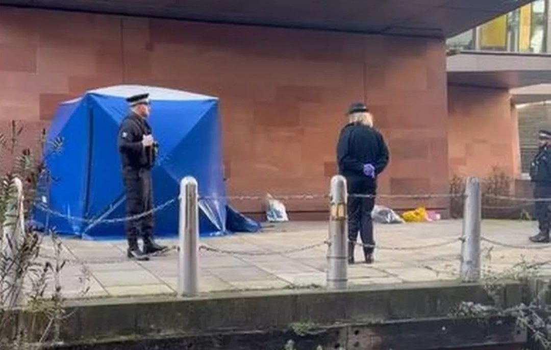 ActivePatriotUK's tweet image. Body found in Manchester city centre on boxing day, believed to be a homeless man sleeping rough 😢 

This is close to hotels full of illegal immigrants 😡 

Police are investigating after a body was found next to Bridgewater Hall. The discovery was made on a walkway at the rear…