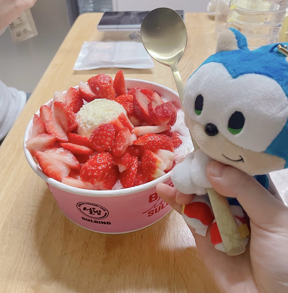 소닉 응상갓다가 칭구만나서 배터지게 먹고놈...쿠키맛있다고 해줘서 넘뿌듯해>=) 이번연말 스케줄 다해냇따......집에도착하면 뻗어야지..