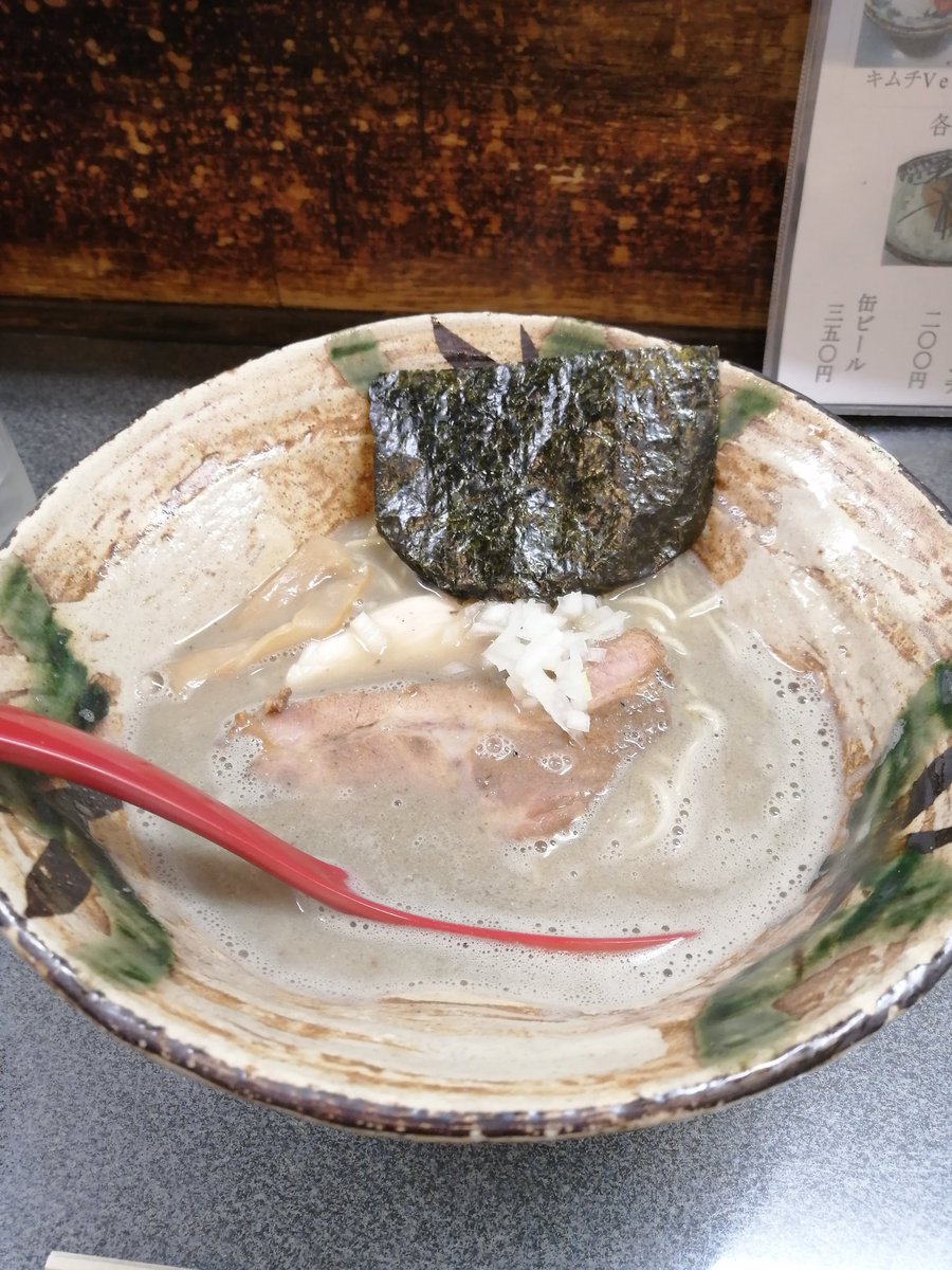 本日飲み会からの締めラーメンで、洛二神＠天六、さんの超煮干しラーメンを頂きました。ビッシビシの煮干し感を味わえ、滋味に浸れる１杯でした🍜