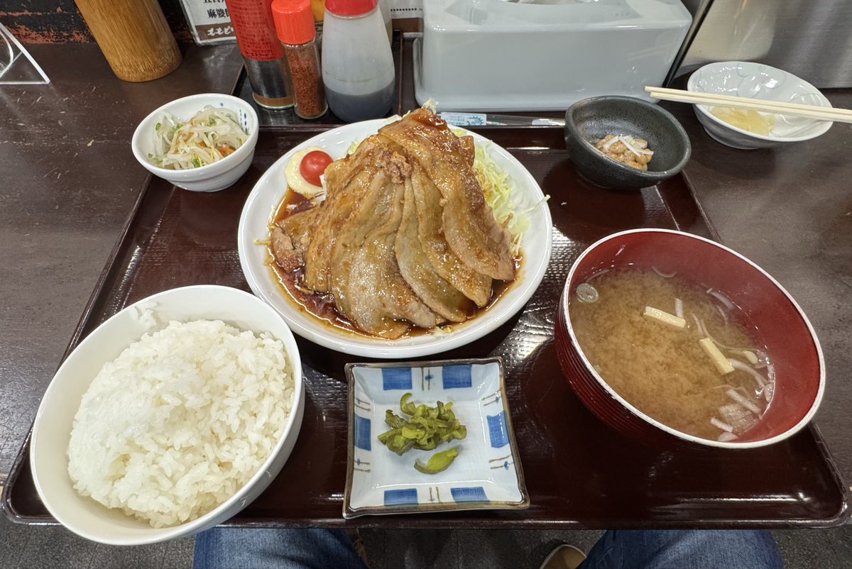 久しぶりに地元に帰り、久しぶりの生姜焼き定食🐷
やっぱりココの生姜焼きが1番美味い✨
 #生姜焼き定食
 #生姜焼き