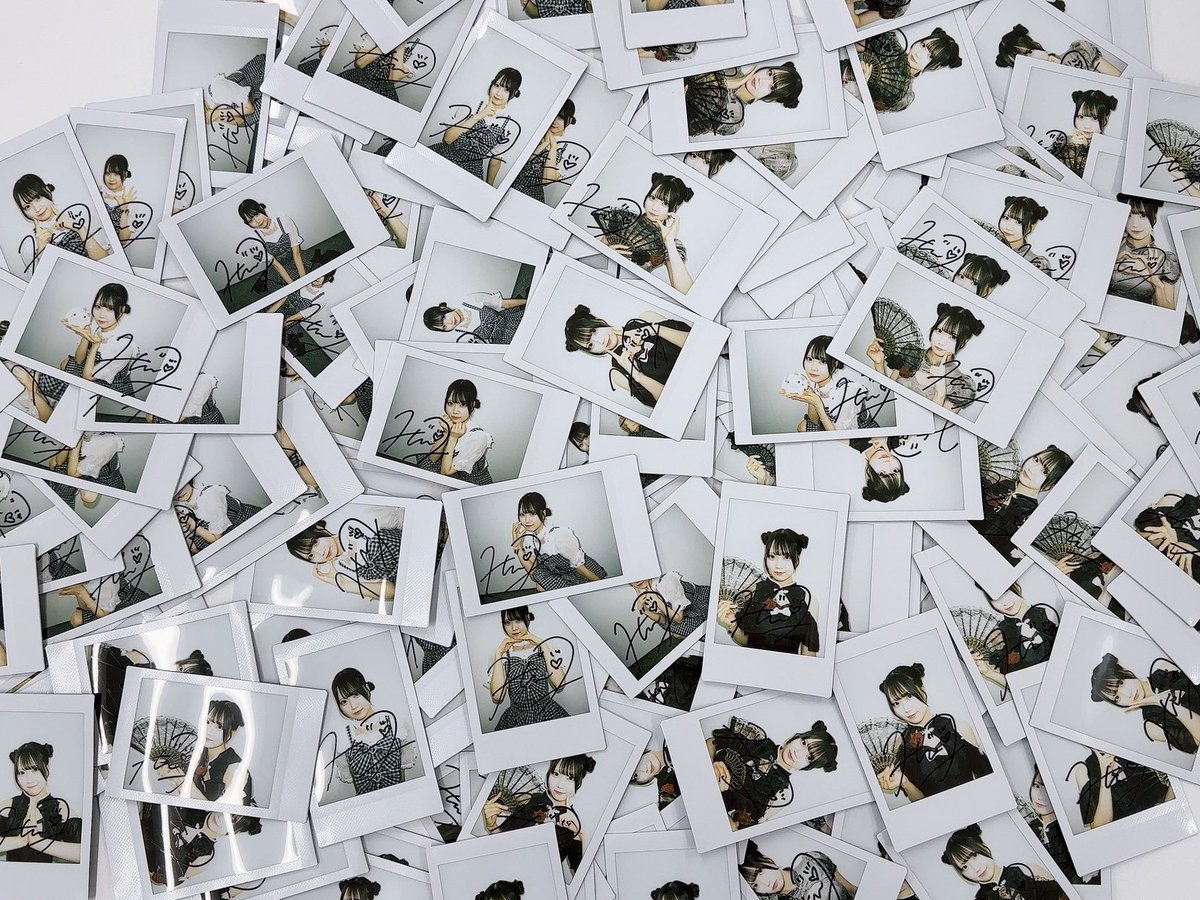 13thシングルオンラインチェキサイン会 受付中です🪄︎︎✨ 服装3種類