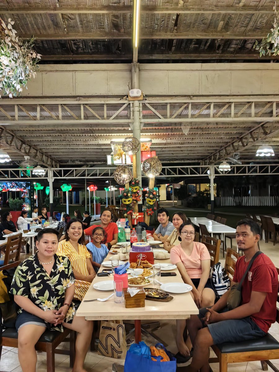 Plangskie91's tweet image. High Skol buddies 😊💛
#samal #friends