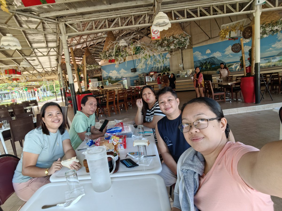 Plangskie91's tweet image. High Skol buddies 😊💛
#samal #friends