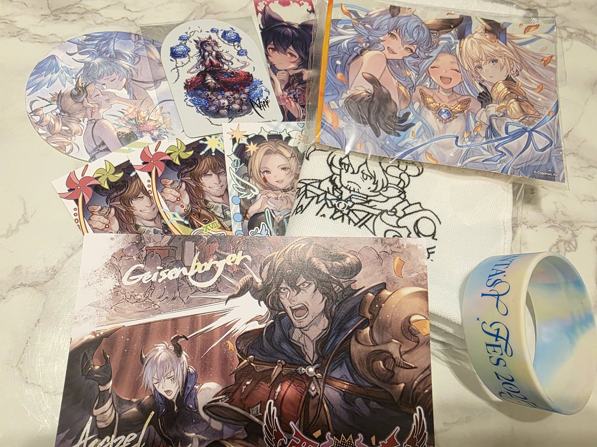 Ilse_1192's tweet photo. ライブ終わって銀テープ持ってない人に拾って配ったりしてコミュ力UPに努めた1日でした。
お疲れ様でした🫠景品被った
 #グラブルフェス2025 #グラフェス https://t.co/rikezJsa5j