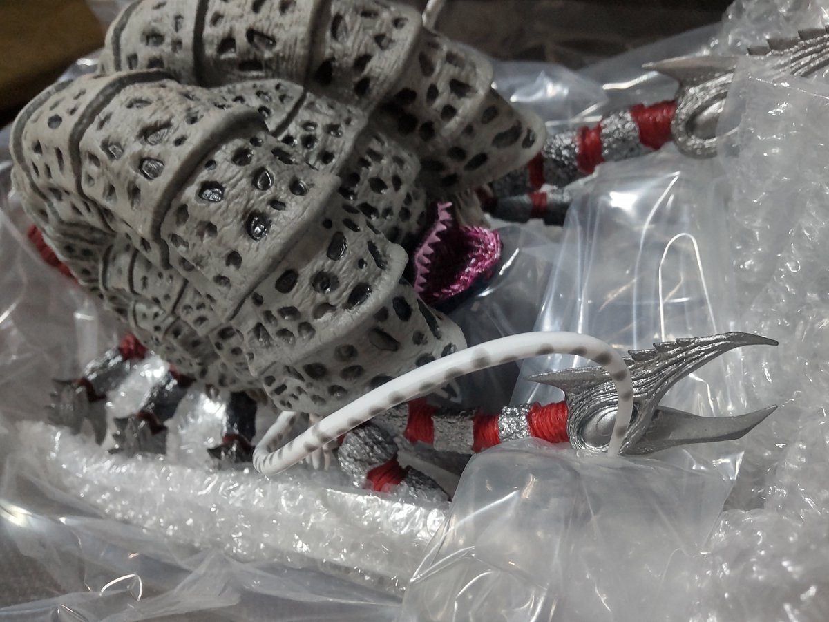 ガタノゾーア届きました。
キモいので飾るなと言われたので、封印します。