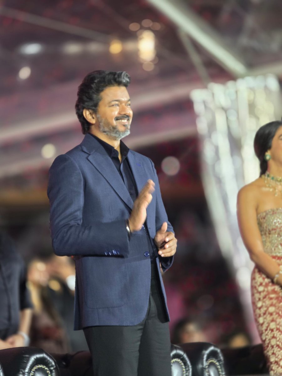 PrakazVijay_Of's tweet photo. 𝗘𝘇𝗰𝗹𝘂𝘀𝗶𝘃𝗲 📸 : @ActorVijay At Audio Launch !! 

#JanaNayagan https://t.co/ipjwuan8SB