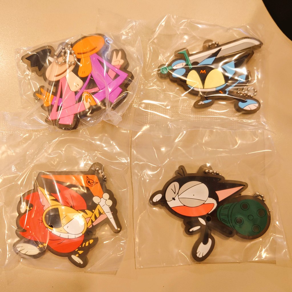 池袋サンシャインのガチャコーナーでサイボーグクロちゃんのラバー