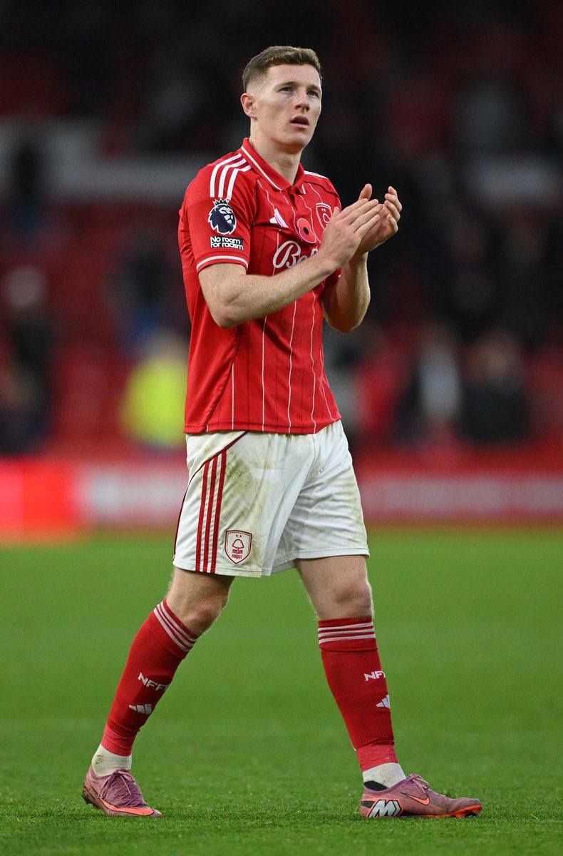 تحسونه جاي من ايام فرانك لامبارد ستيفن جيرارد
بول سكولز واين روني ومايكل كاريك وإيسيان وتشافي وإنييستا وباتريك فييرا 

ايليوت انديرسون قوي عالمي خُرافي يابشر🌟💪🏻