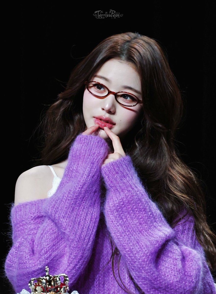 Wonyoung with glasses is my weakness