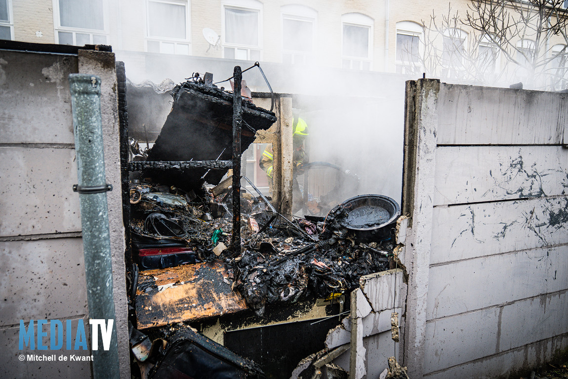 Felle brand verwoest twee schuren in Rotterdam