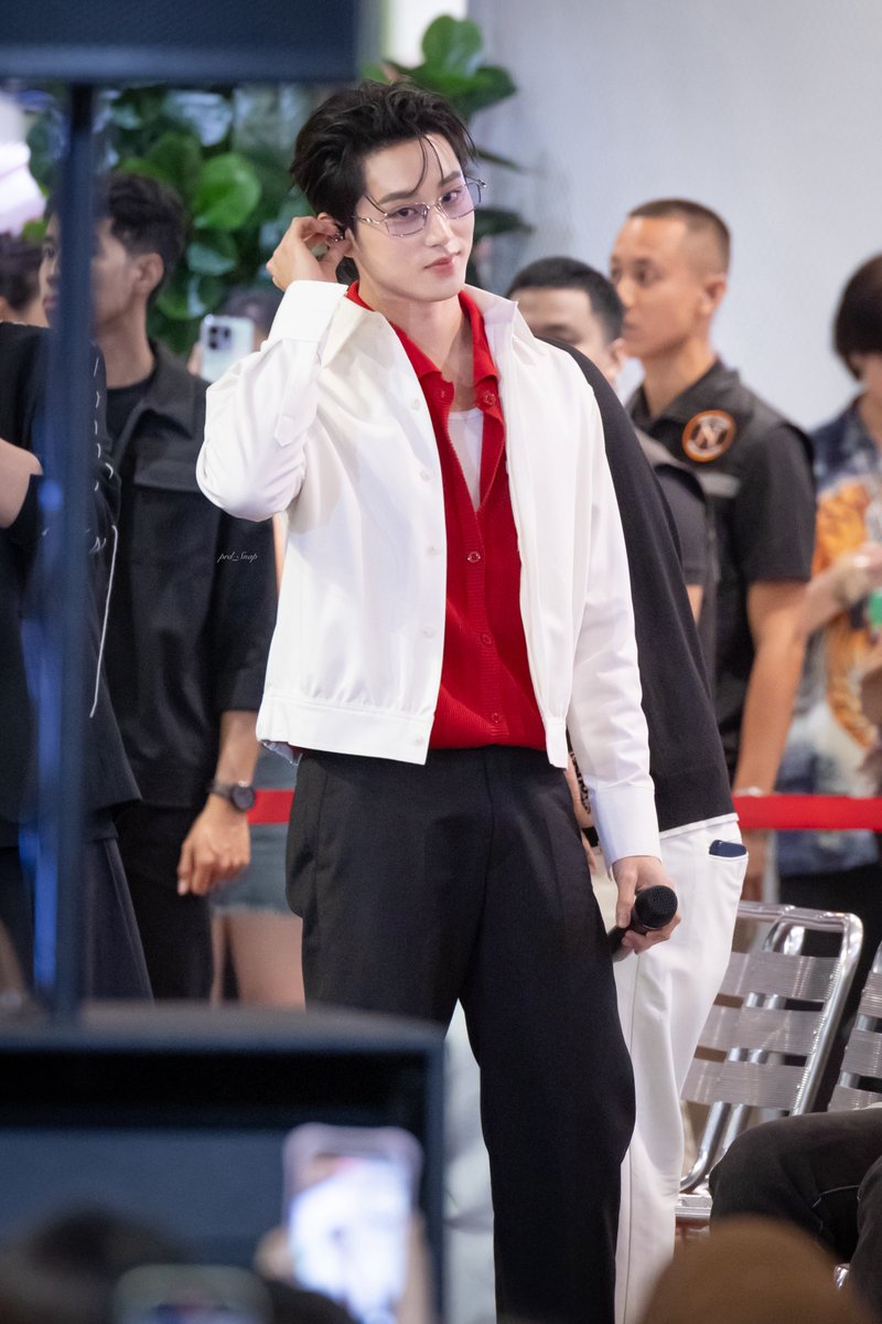 prd_Snap's tweet image. 251227 |

เอสทิ้งสะโพกได้ แต่อย่าทิ้งพี่นะ

&amp;lt; @EstRvp &amp;gt;

EST AT GATEWAY BANGSUE 

#GiveAHugGiveAMiraclexEST
#est_rvp