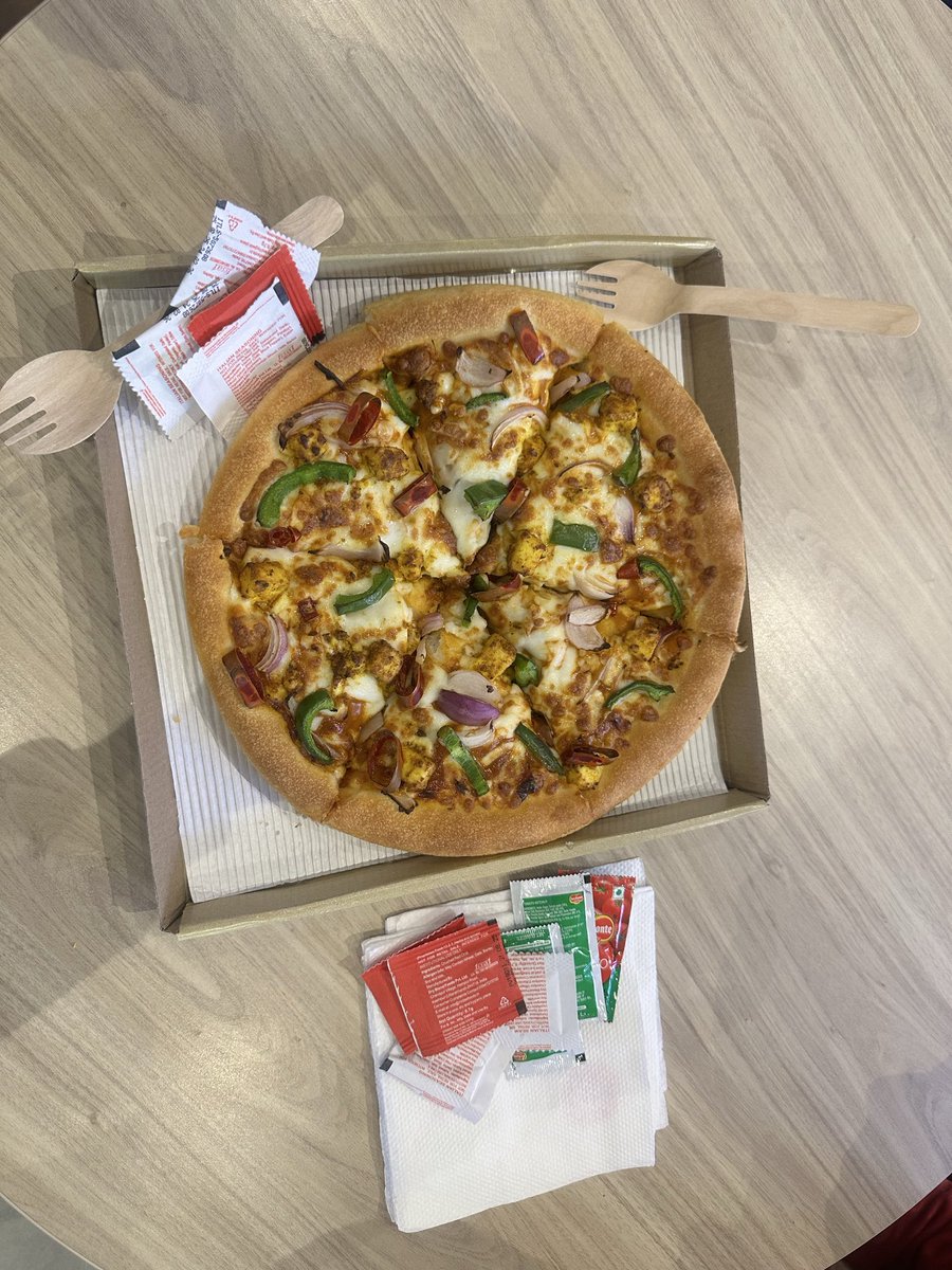 _RajeevKumar's tweet photo. @PizzaHutIN  in you @mallofranchi outlet Mr. Dilip helped me in billing my order of medium pizza but while getting delivery I’m being told that you are not entitled for Freebies as per attached image offer, why do you guys run fake promotions https://t.co/hLYWxn9vuz