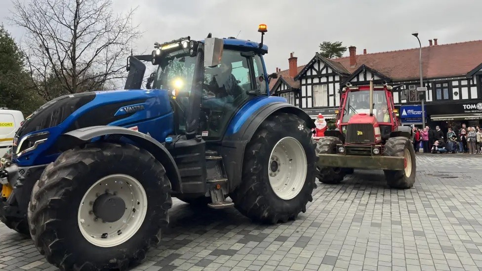 TheChristie's tweet photo. 🚜✨ Tractor Run for The Christie ✨🚜

Tomorrow is the annual Christmas Tractor Run in support of The Christie Charity. 100+ tractors leave #Woodford, through #Poynton #Marple #NewMills #Hayfield #Disley, then back. 11am to 5.30pm.

Details 👇 
https://t.co/xo6JSYmQWc https://t.co/V7PVMoLdCW