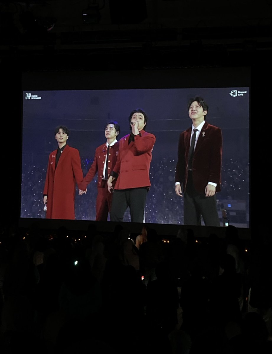 huppiyspace's tweet image. the present with @day6official ❤️🖤

sudah seminggu yg lalu tpi belum move on keseruan nya bareng @JaDiinProject 
also with all mydays 🥹🫰🏼