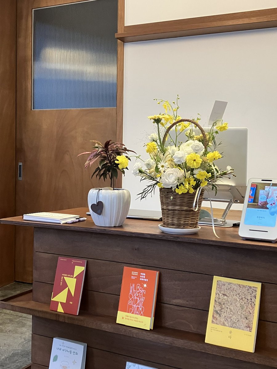 local___f's tweet image. 내일(12/28 일요일)은 책방 넘나들기 휴무입니다! 12/29 월요일에 다시 만나요! ✨📚🙏🧡