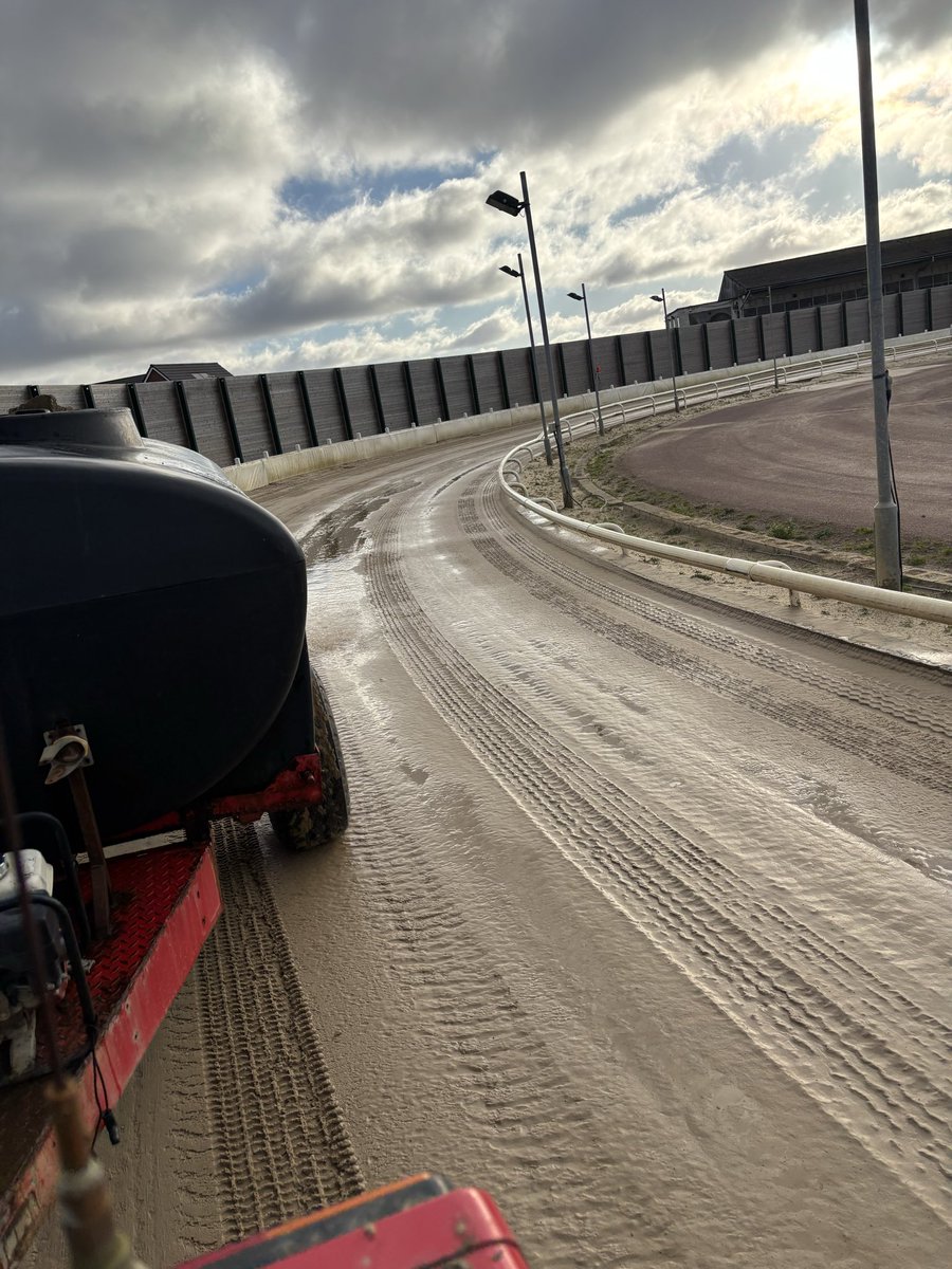 dezzieuk tweet media