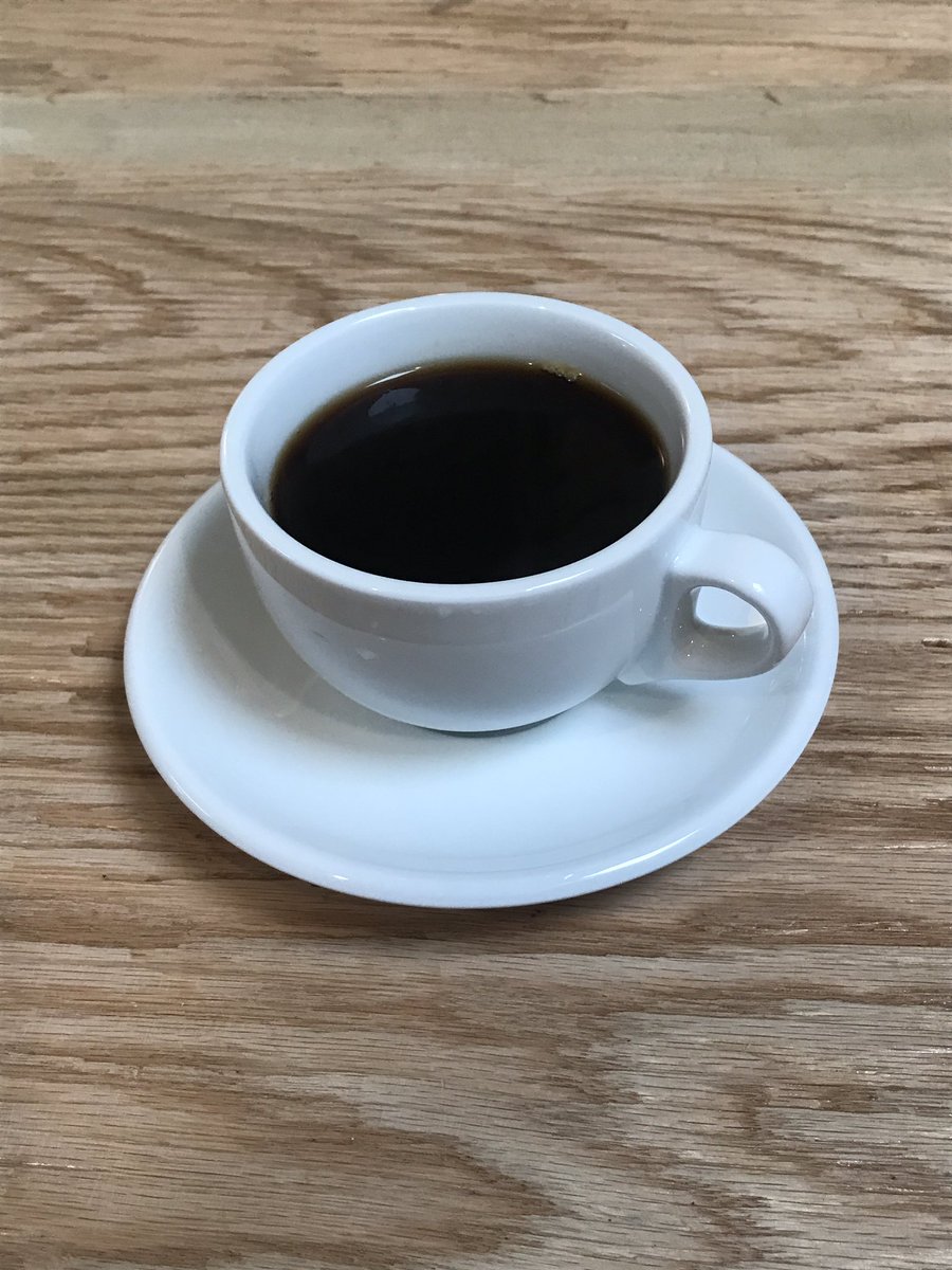 하반기에 슬퍼하고 이겨내느라 돌아보아도 남는 게 없는 올해
그럼에도 잘 매듭짓고 싶어 저를 살게 하는 공간에 다녀왔어요
블루도어북스 홈에서 행복했던 시간 ☕️