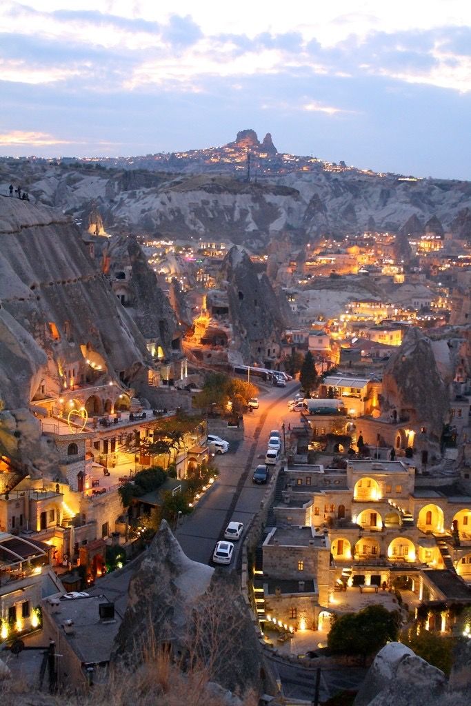 malak00a65's tweet image. كابادوكيا…
أرض تحكي حكايات من صخر، وسماء تمتلئ بالبالونات مع أول ضوء صباح 🎈
مكان يخليك تحس إنك داخل حلم مو رحلة ✨
#كابادوكيا #تركيا #سياحة
#وش_تحتاج_الحين