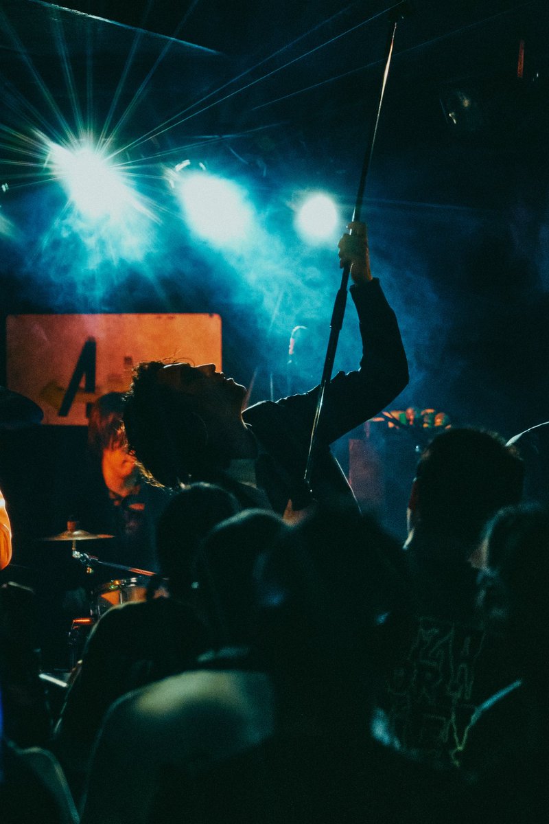 天井に引っかかってるバスケットボールを取ってる図です