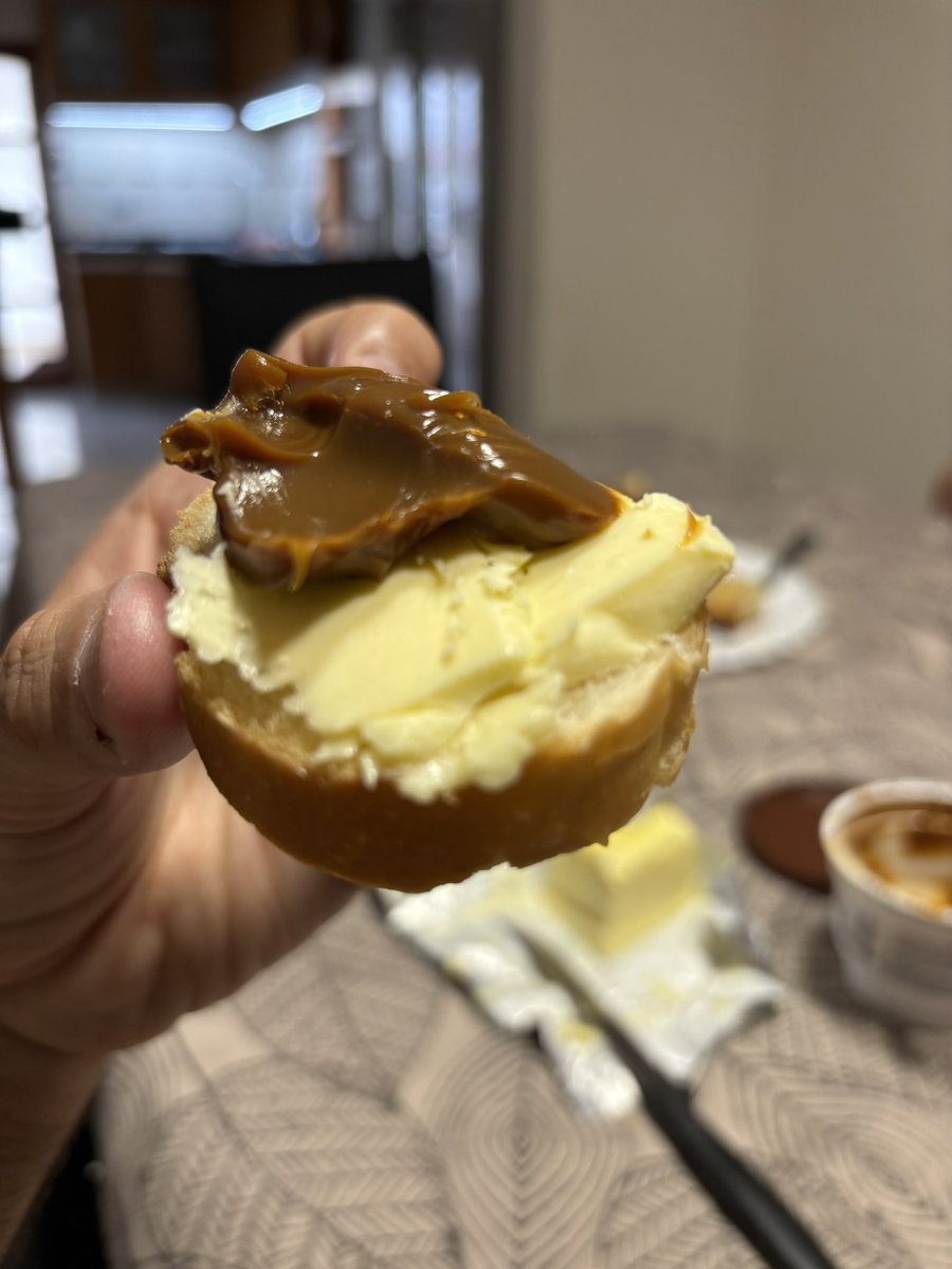 Pan integral con palta, huevos y semillas para despedir el año.