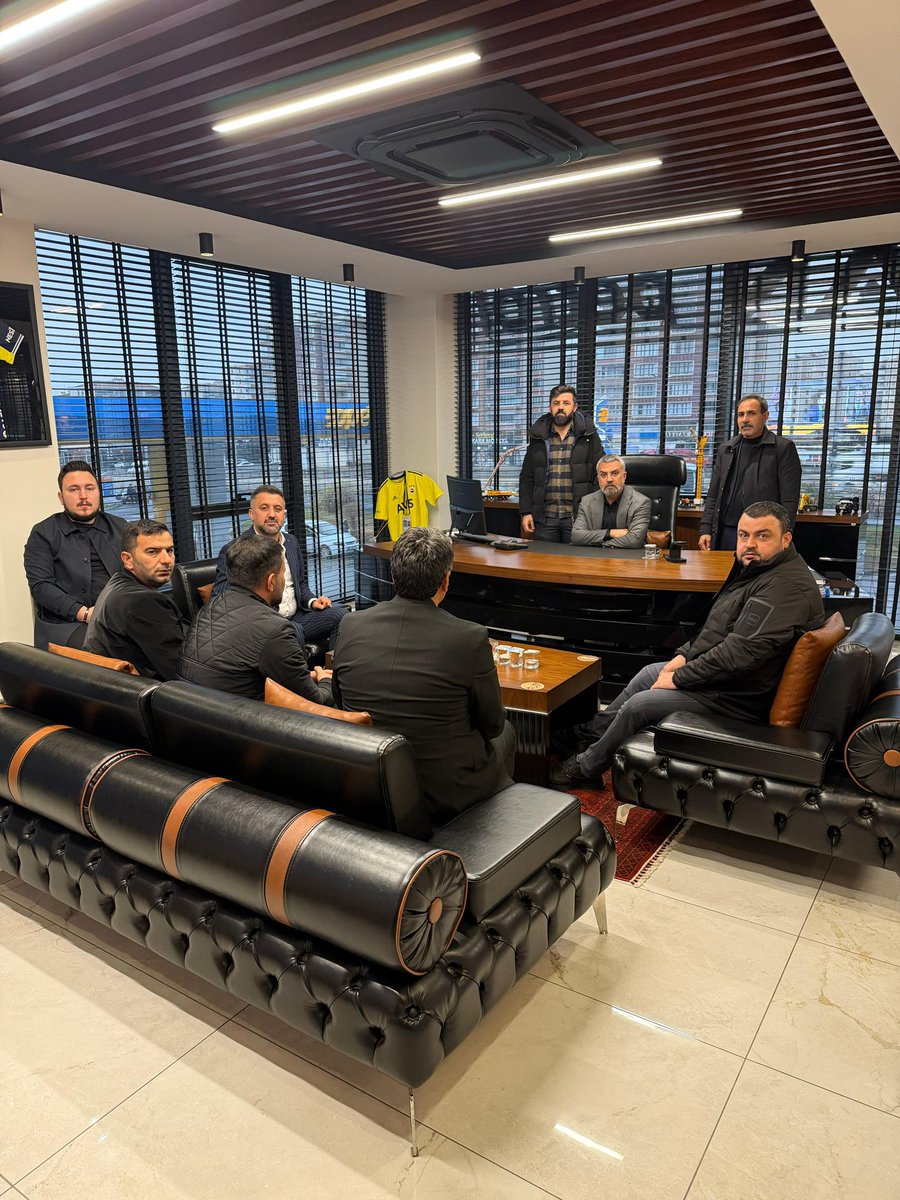 cmlmehmetoglu's tweet photo. 📍Ak Parti Bağlar İlçe Başkanlığı

Aile dostumuz  Ak Parti Bağlar İlçe Başkanı olarak göreve başlayan Sayın Ferit Avcıkıran’ı hayırlı olsun ziyaretinde bulunmanın memnuniyetini yaşadım. Kendisinin üstlendiği bu önemli görevin, hem teşkilatımıza hem de Bağlar ilçemize yeni bir dinamizm ve güçlü bir vizyon kazandıracağına yürekten inanıyorum.

Yeni görevinde kendisine hayırlı olmasını diliyor; Rabbimden muvaffakiyet, kolaylık ve daimî başarılar niyaz ediyorum. Çalışkanlığı, tevazusu ve hizmet odaklı yaklaşımıyla Bağlar’a değer katacak, ilçemizi daha ileriye taşıyacak güzel işlere imza atacağına olan inancım tamdır.
Bağlar’ın ihtiyaçlarını bilen, çözüm üretme iradesine sahip ve millete hizmeti şiar edinmiş bir anlayışla başarılı bir döneme imza atacağına gönülden inanıyor; bu yeni sürecin kendisine, teşkilatımıza ve ilçemize hayırlı olmasını temenni ediyorum.

@Akparti @RTErdogan @omer_iler @abuyukgumus @Feritavcikiran