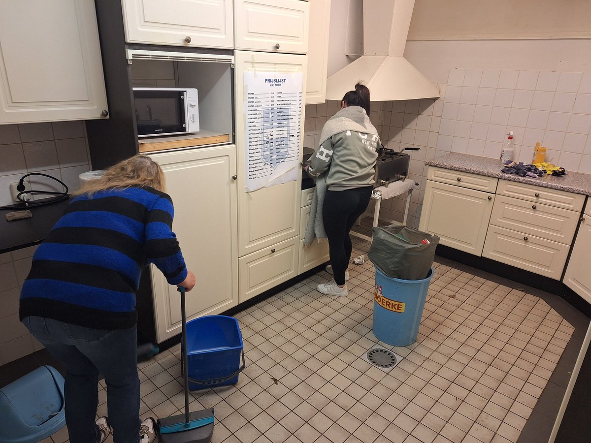 Vrijwilligers van Duno druk aan de slag in de kantine en kleedkamers #klusdag