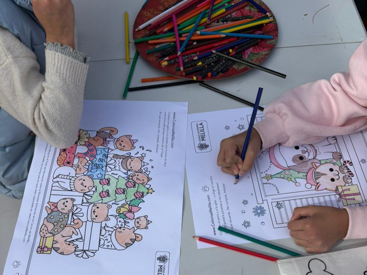 HuellasMelilla's tweet photo. Esta mañana el buen tiempo nos ha permitido que, una vez más, podamos concienciar a los más peques sobre el bienestar animal junto al Punto de Información que tenemos habilitado en la Plaza de las Culturas...
Venid a colorear con nosotros y os llevaréis un regalito ¡Os esperamos! https://t.co/f28nWfeXGV