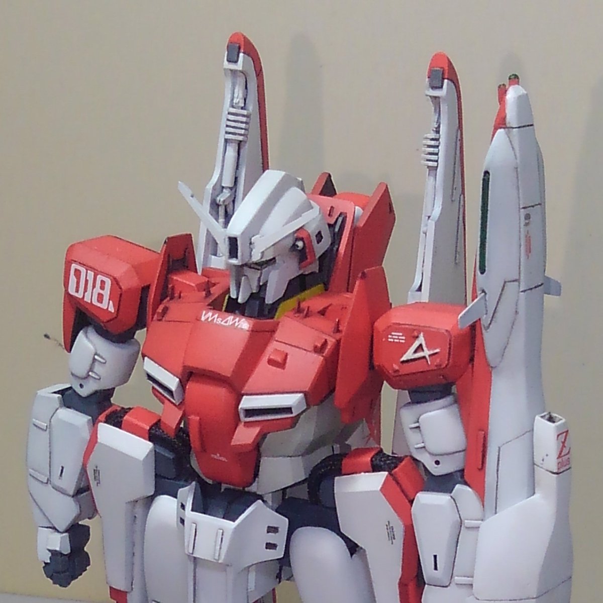 #ガンダムセンチネル
#旧キット
#今年作ったプラモ晒そうぜ 
お待たせしましたゼータプラスA1アムロカラー完成とします🙄
旧キットゼータプラスを長谷川作例や｢君にも作れる～｣など参考にしながら作りました
完成を優先したためかなり粗い仕上がりですがまあいつもどおりっちゃあいつもどおりです😦