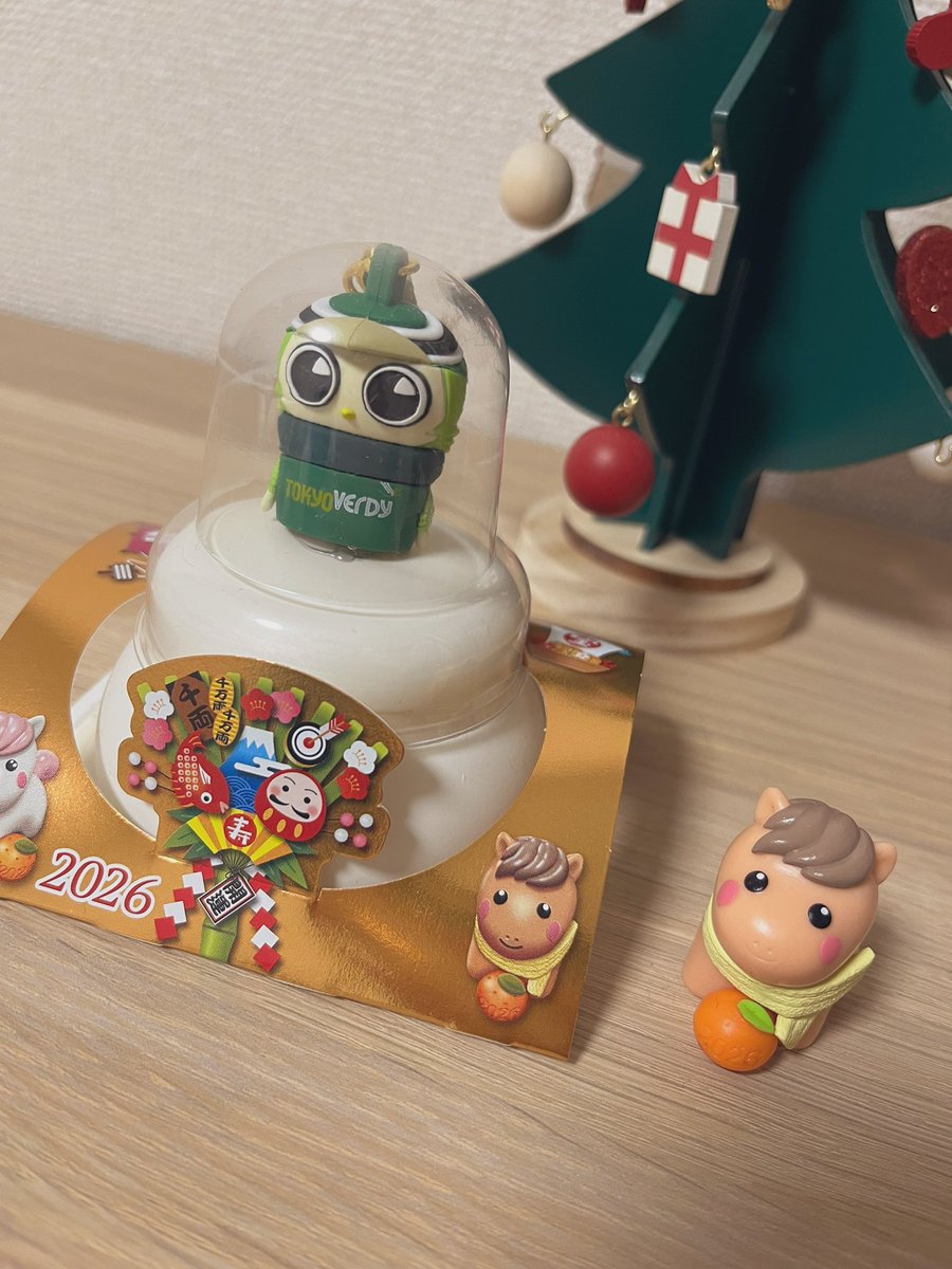 クリスマスツリーのオーナメントから、鏡餅のみかんへ🍊